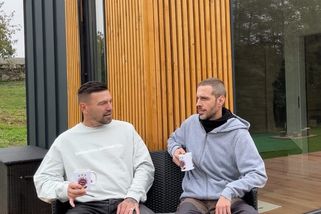 Bydlení Tomáše Řepky a Kateřiny Kristelové je unikátní. Dvojice našla klid na samotě u rybníka